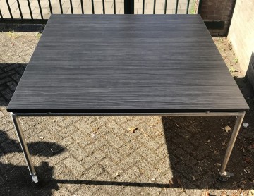 1595 tafel 150x150x75 cm verrijdbaar 2