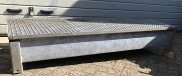 2004 lekbak 181x72x32 cm roosters 35x35 cm maas 1