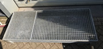 2004 lekbak 181x72x32 cm roosters 35x35 cm maas 2