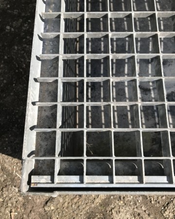 2004 lekbak 181x72x32 cm roosters 35x35 cm maas 3