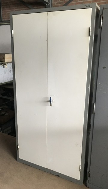 2502 1 metalen 2 deurs kast 97x50x197 cm 1