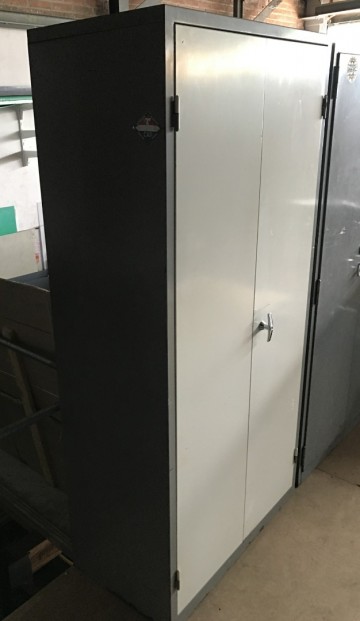 2502 1 metalen 2 deurs kast 97x50x197 cm 2