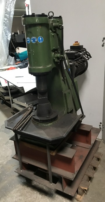 2524 smeedhamer 400 volt 61x106x135 cm 2