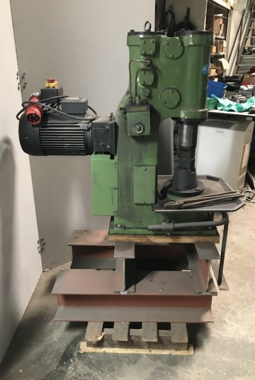 2524 smeedhamer 400 volt 61x106x135 cm 4